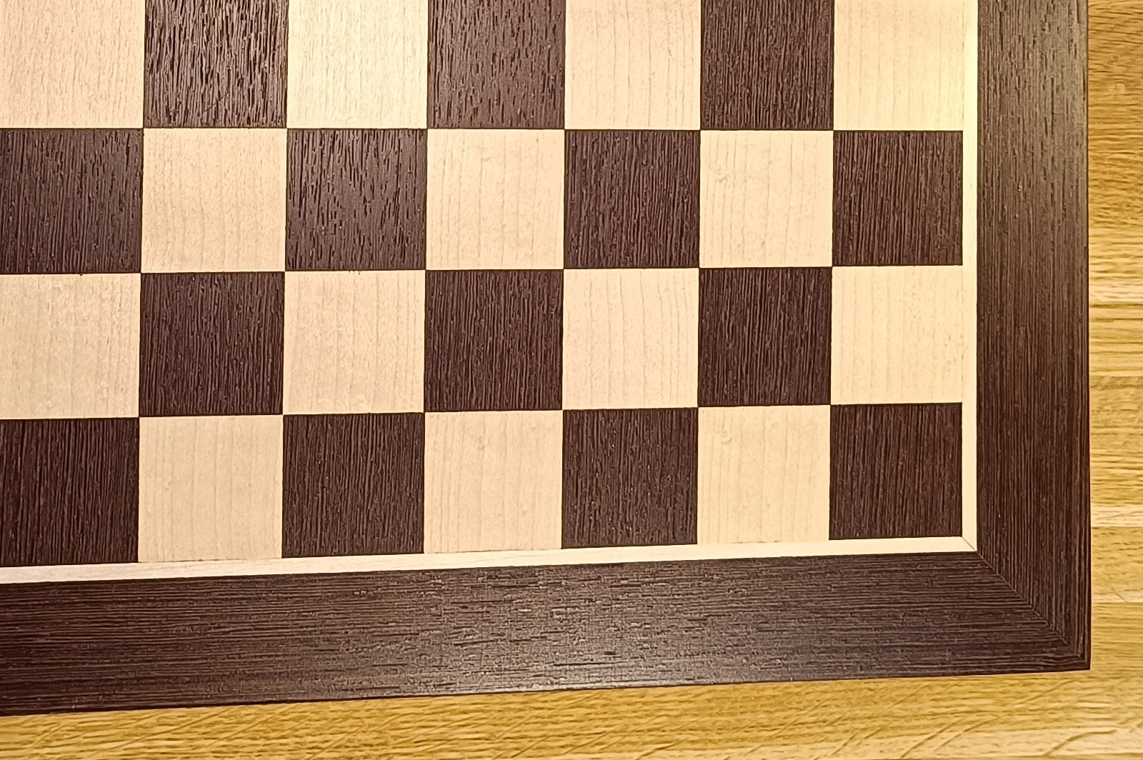 Scacchiera in intarsio di legno di wengé e sicomoro - scacchiera classica di misura 4 senza coordinate - Scacchiera in intarsio di legno di wengé e sicomoro - scacchiera classica di misura 4 senza coordinate