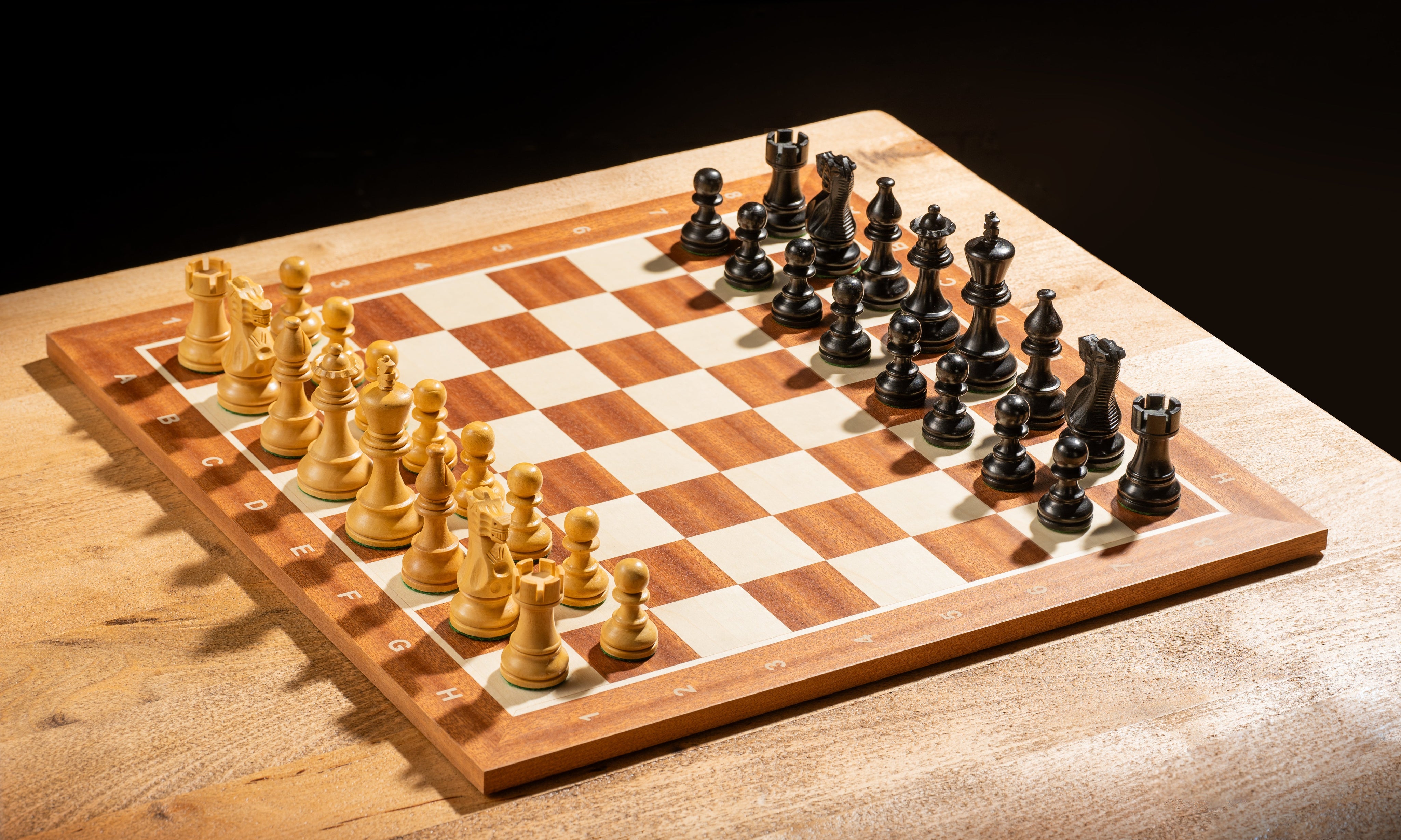 Juegos de ajedrez con tablero y piezas