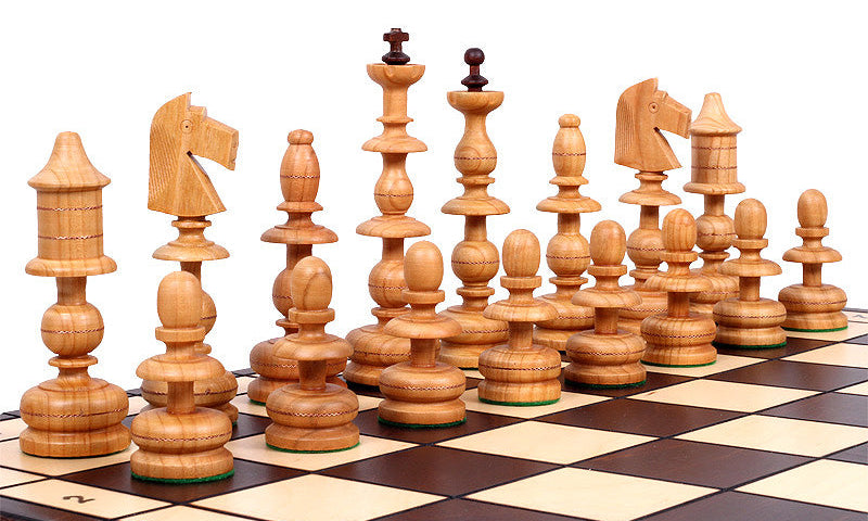 Set di scacchi intagliati (da 55 × 55 cm in su)
