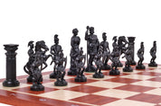 Figure di scacchi stilizzate dell'Impero Romano, nere e dorate, con peso in metallo (re 98 mm)