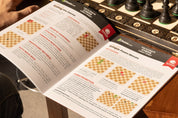 Scacchi in legno SENATOR 42×42 cm — pezzi intagliati, neri (re 80 mm, notazione, pieghevoli)