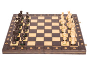 Scacchi in legno SENATOR 42×42 cm — pezzi intagliati, neri (re 80 mm, notazione, pieghevoli)