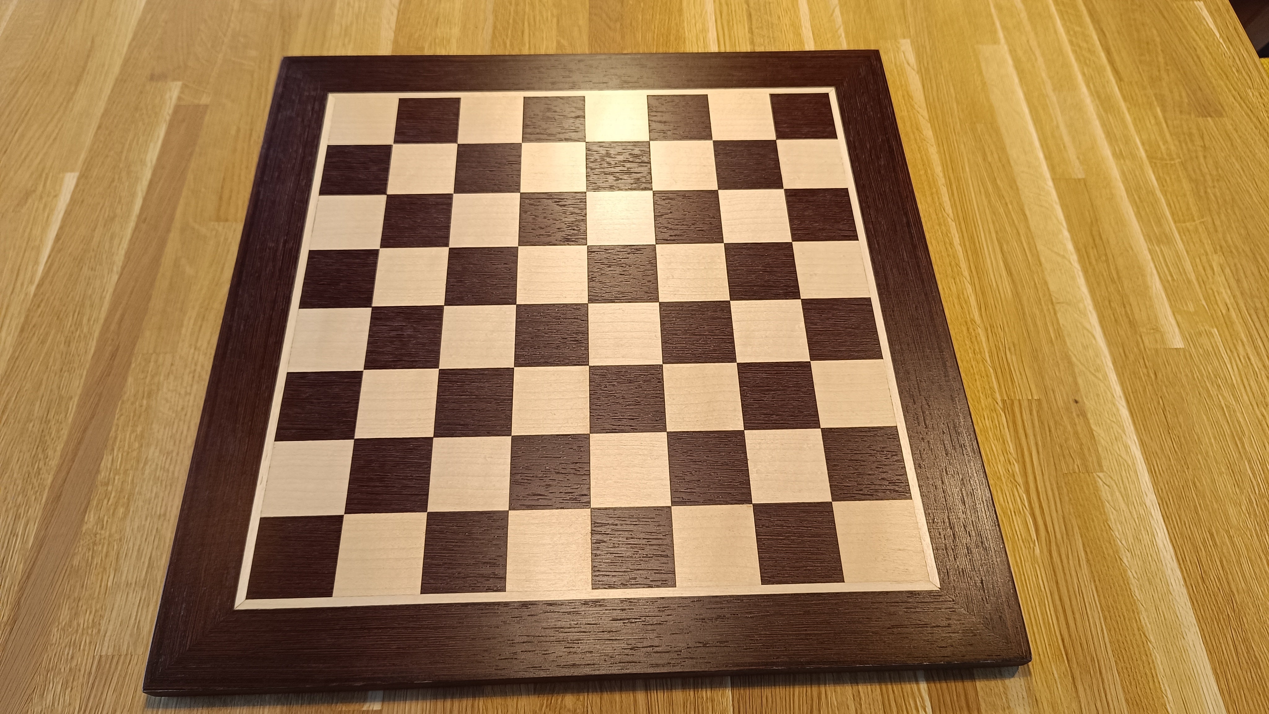 Scacchiera in intarsio di legno di wengé e sicomoro - scacchiera classica di misura 4 senza coordinate - Scacchiera in intarsio di legno di wengé e sicomoro - scacchiera classica di misura 4 senza coordinate