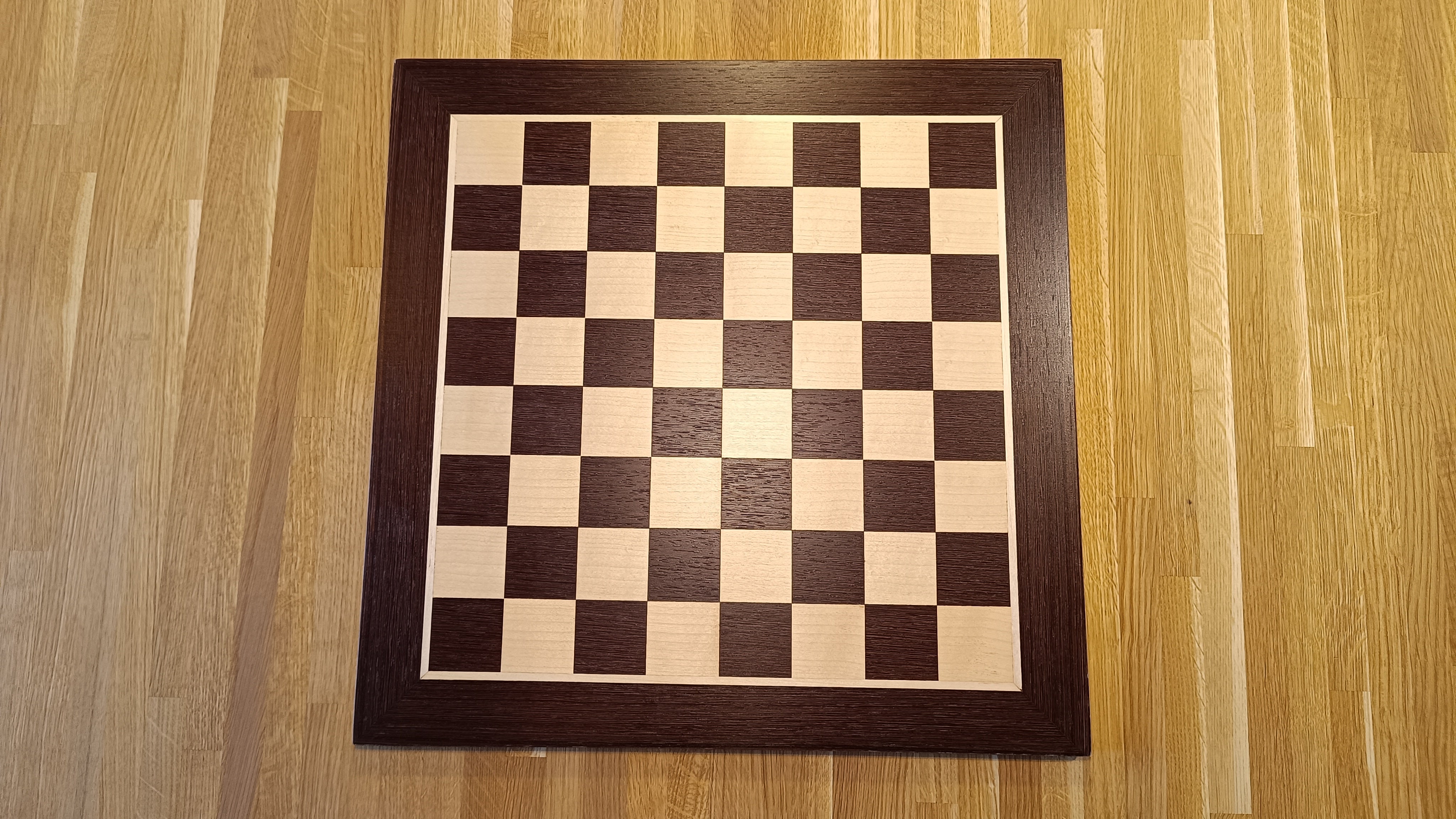 Scacchiera in intarsio di legno di wengé e sicomoro - scacchiera classica di misura 4 senza coordinate - Scacchiera in intarsio di legno di wengé e sicomoro - scacchiera classica di misura 4 senza coordinate
