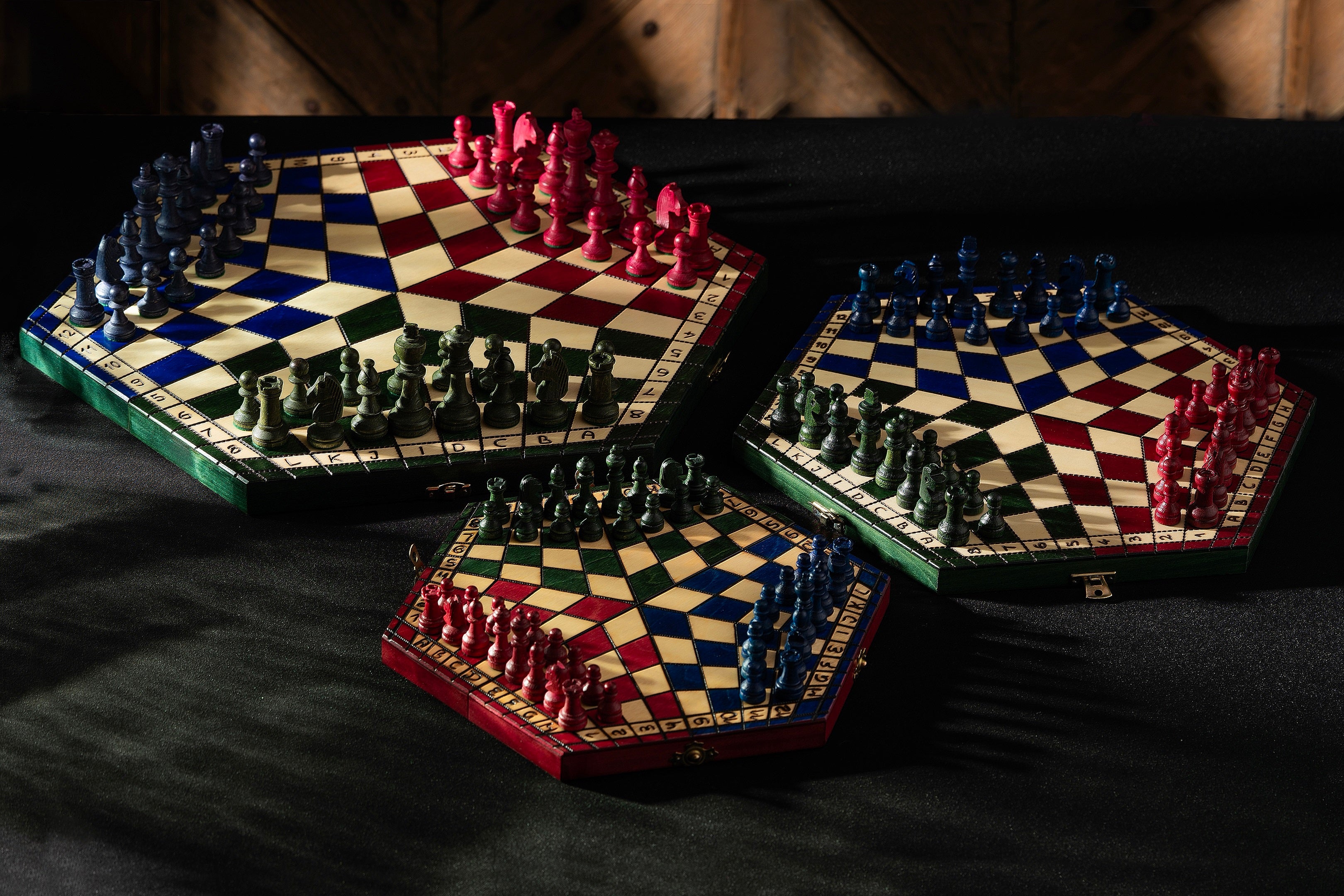 Set di scacchi per tre giocatori (32x28cm) tricolore - Set di scacchi per tre giocatori (32x28cm) tricolore
